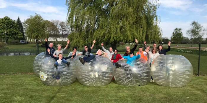 Bubbelbal op locatie als originele groepsactiviteit