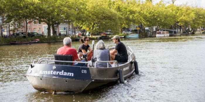 Sloep huren in Amsterdam zonder drukte op de grachten